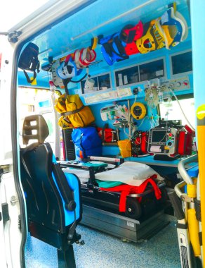 Hastaneye getirilmeden önce hastalara yardım etmek için tıbbi ekipmanlarla dolu bir ambulans aracının içinde - acil durum ekipmanları ve cihazlar - Ambulans dahili detayları - hijyenik kompartımandan görüş