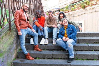 Çok ırklı şirketler birlikte vakit geçiriyorlar, açık havada oturuyorlar, boş alan - karışık ırklara sahip bir grup arkadaş birlikte eğleniyorlar - arkadaşlık ve çeşitli kavramlar