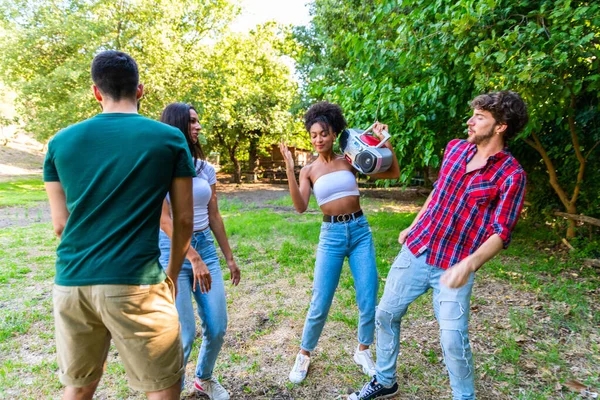 Międzyrasowy Grupa Przyjaciele Taniec Park Wiosnę Wieloetniczny Młodzi Ludzie Taniec — Zdjęcie stockowe