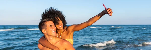 Multiracial Joven Pareja Amorosa Tomar Una Selfie Juntos Teléfono Inteligente —  Fotos de Stock