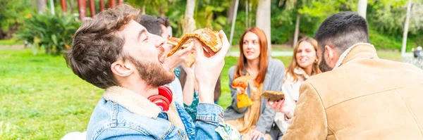 Giovani Godendo Picnic Con Consegna Pizza Nel Parco Mangiare Pizza — Foto Stock