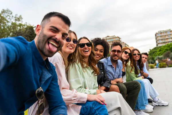 Selfie Młodych Uśmiechniętych Ludzi Bawiących Się Razem Szczęśliwa Grupa Przyjaciół — Zdjęcie stockowe