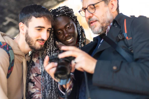 Fotograaf Zwenkt Foto Naar Hun Modellen Camera Berd Man Met — Stockfoto