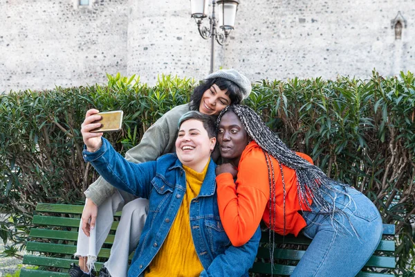 Selfie Giovani Sorridenti Che Divertono Insieme Telefono Cellulare Gruppo Amici — Foto Stock