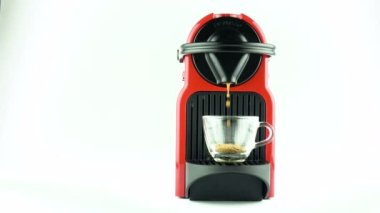 Gela, İtalya 29.11.2019: Kahve makinesiyle cam şeffaf fincana kahve yapma süreci - kahve makinesi kapsülünden çıkan espresso kahvesi.