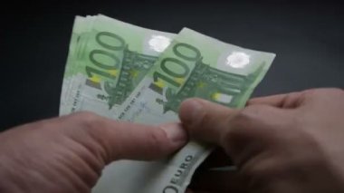 Makro 'da pek çok Avrupa banknotları - Nakit para banknotları - Finans ve yatırım konsepti - Yakın çekim - 100 avroluk Avrupa iş ekonomisi döviz kuru