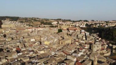 İtalya, Sicilya 'daki Piazza Armerina Katedrali - Piazza Armerina Eski şehir manzarası Eski kasaba panoramik manzara 