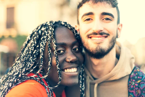 Gemischtes Rennen Junges Paar Macht Ein Selfie Mit Smartphone Glückliches — Stockfoto