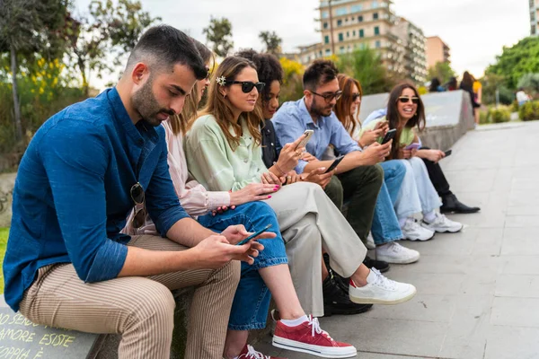 Giovani Persone Multirazziali Che Utilizzano Smartphone Gruppo Multi Etnico Amico — Foto Stock
