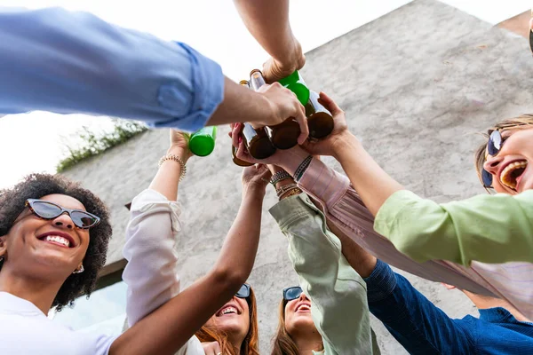 Młodzi Ludzie Stukają Butelkami Piwa Grupa Przyjaciół Wznoszących Toast Butelką — Zdjęcie stockowe