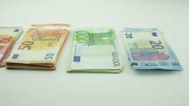 50 avroluk kağıt para banknotları - 50 lira - beyaz arka plandaki banknotlar - avro para biriminin euro banknotları