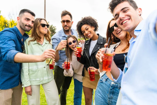 Młodzi Ludzie Robiący Zdjęcia Selfie Parku Pijący Koktajl Grupa Zadowolonych — Zdjęcie stockowe