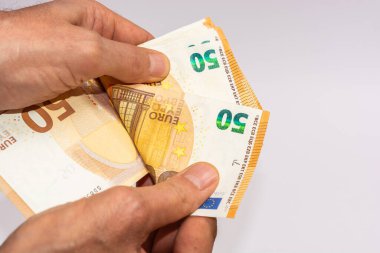 50 avroluk kağıt para nakit para nakit para Avro para ile beyaz fon Avrupai 100 avroluk banknotlar - 100 avroluk döviz takası - Avrupa iş ekonomisi