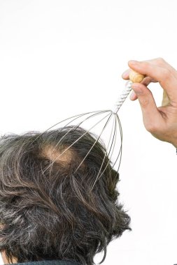 Metal kafa masajı aleti çelik çubuklardan yapılmış stres giderici. Adam Cin kafa masajcısıyla rahatlıyor. Alternatif Terapi - Hindistan kafa masajı aleti, benlik masaj aleti.