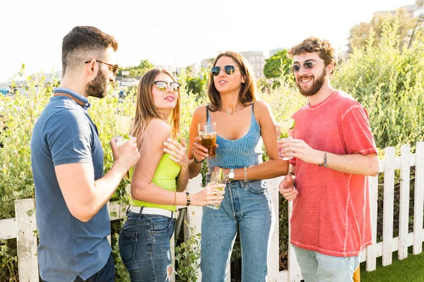 Jóvenes Amigos Tomando Cócteles Restaurante Snack Bar Aire Libre Verano —  Fotos de Stock