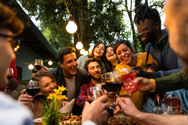 Grupa Osób Wznoszących Toast Winem Piwem Happy Friends Having Fun — Zdjęcie stockowe