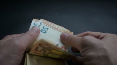 50 avroluk kağıt para senedi - 50 eur banknot - kara fon üzerine banknot - Avro para biriminin Avrupa banknotları - Siyah Arkaplan 'da izole