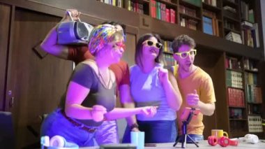 Milenyum arkadaşları dijital web kamerasıyla video bloğu içeriğini paylaşıyorlar - Bir video blogcuları, canlı yayında dans eden gençler, video blogcuları, stüdyoda dans eden video blogcuları kaydediyor 