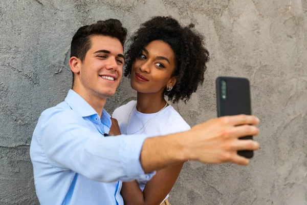 Młody Romantyczny Para Biorąc Selfie Mając Obejmując Zabawy Mieście Mieszane — Zdjęcie stockowe