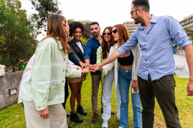 Çeşitli eller bir araya gelip konsepte katılanlar el birliği ve takım çalışması konsepti olarak el ele verdi. Gençler el ele verdi. 