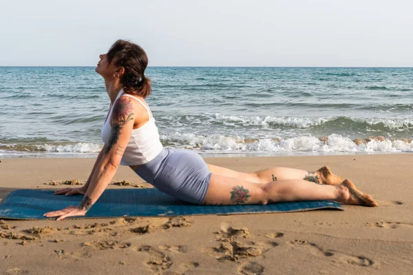 Dojrzała Osoba Jej Trening Fitness Plaży Robi Rozciąganie Dojrzałe Osoby — Zdjęcie stockowe