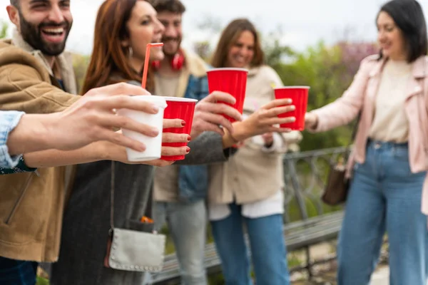 Feliz Diversos Jóvenes Que Divierten Bebida Entrega Amigos Felices Beber —  Fotos de Stock