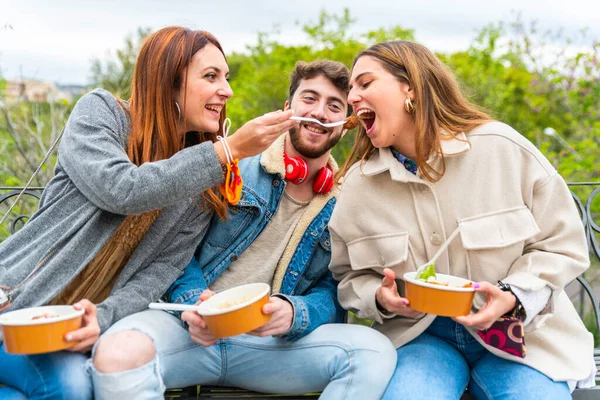 Felices Jóvenes Amigos Comiendo Comida Para Llevar Aire Libre Ciudad —  Fotos de Stock