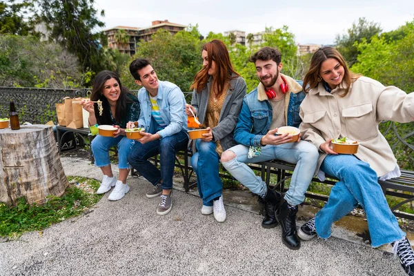 Young People Taking Selfie Eating Delivery Food Paper Dish Happy — Fotografia de Stock