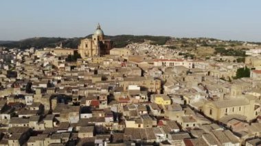 İtalya, Sicilya 'daki Piazza Armerina Katedrali - Piazza Armerina Eski şehir manzarası Eski kasaba panoramik manzara 