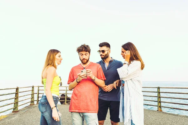 Młodzi Ludzie Ręce Trzymając Smartfona Grupa Przyjaciół Oglądając Telefon Komórkowy — Zdjęcie stockowe