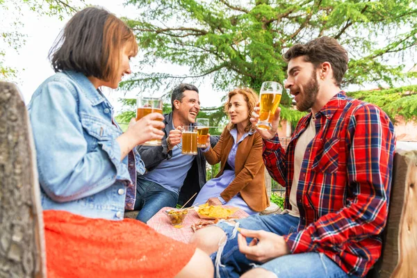 Diverse People Friends Haging Drinking Beer Happy Friends Drinking Beer — Zdjęcie stockowe