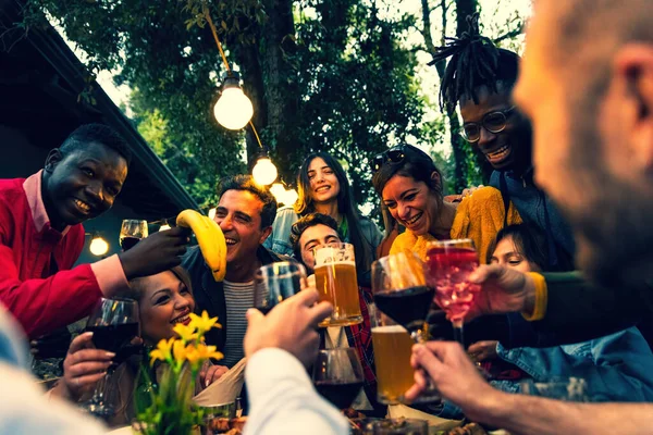 Vielrassige Menschen Mit Wein Und Biergläsern Die Auf Ihre Multiethnischen — Stockfoto
