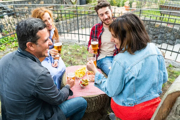Diverse People Friends Haging Drinking Beer Happy Friends Drinking Beer — Zdjęcie stockowe