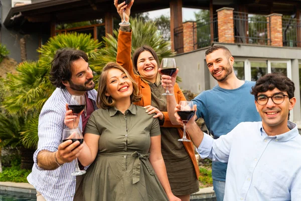 Happy Friends Having Fun Red Wine Outdoor Młodzi Ludzie Cieszący — Zdjęcie stockowe