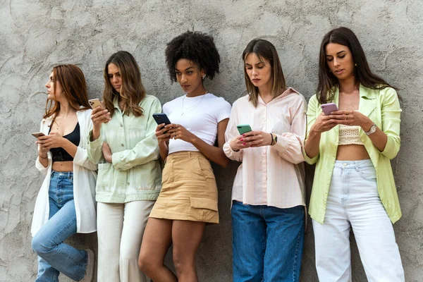 Genç güzel kadınlar cep telefonu kullanıyor. Akıllı telefonları olan gülümseyen kızlar. Mutlu cep telefonları.