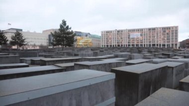 BERLİN, GERMANY - 27 Ocak 2022 Yahudi soykırımı kurbanları için Berlin Soykırımı anıtı. Turistler için tarihi bir dönüm noktası. Popüler gezi hedefi.