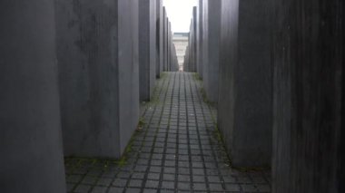 BERLİN, GERMANY - 27 Ocak 2022 Yahudi soykırımı kurbanları için Berlin Soykırımı anıtı. Turistler için tarihi bir dönüm noktası. Popüler gezi hedefi.