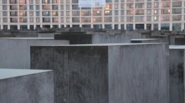 BERLİN, GERMANY - 27 Ocak 2022 Yahudi soykırımı kurbanları için Berlin Soykırımı anıtı. Turistler için tarihi bir dönüm noktası. Popüler gezi hedefi.