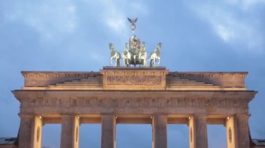 Berlin, Almanya, 27.01.2022: Berlin 'deki Pariser Meydanı' ndaki ünlü Brandenburg kapısını izleyin