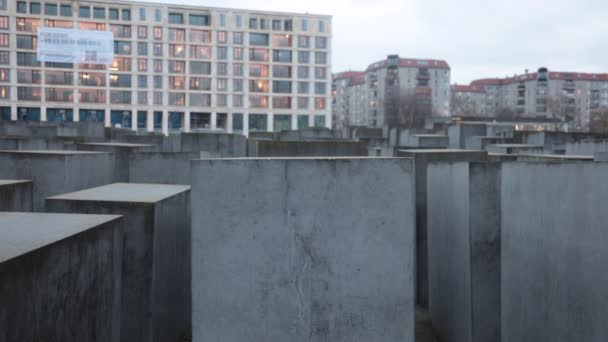 ベルリン ドイツ 2022年1月27日 ホロコーストのユダヤ人犠牲者へのベルリンホロコースト記念碑 観光客のための歴史的なランドマーク 人気の観光地 — ストック動画