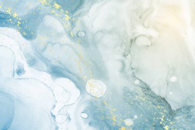 Modern suluboya arkaplan veya zarif kart tasarımı veya soyut mavi mürekkep dalgaları ve altın kaplamalı duvar kağıdı veya poster.