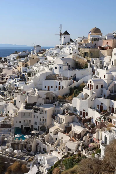 Oia Santorini ギリシャ August 2021 白い伝統的な家 ホテル 工場がある街並み — ストック写真