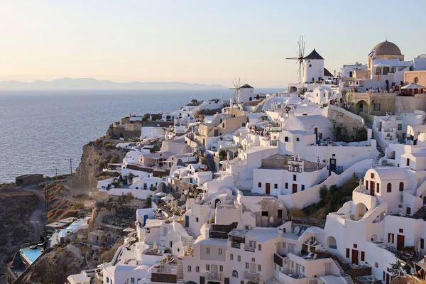 Oia Santorini Grecja Sierpnia 2021 Krajobraz Miejski Białymi Tradycyjnymi Domami — Zdjęcie stockowe