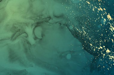 Modern suluboya arkaplan veya zarif kart tasarımı veya soyut yeşil mürekkep dalgaları ve altın lekeli duvar kağıdı veya poster.