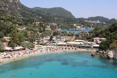 Yunanistan, Korfu, Palaiokastritsa - 12 Ağustos 2021: Sahilin en üst manzarası.