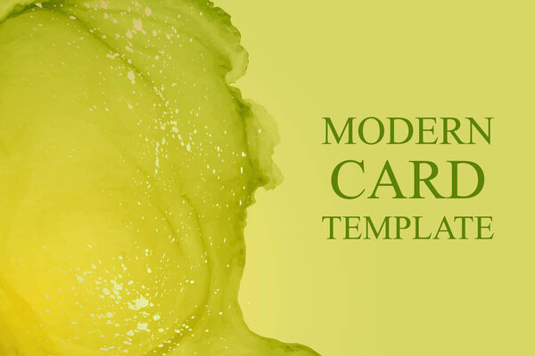 Современный акварельный фон или элегантный дизайн открытки или обои или плакат с абстрактными зелеными и желтыми чернилами и золотыми брызгами.