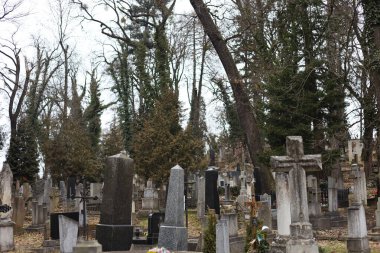 Eski bir Hıristiyan mezarlığı ya da mezarlığı.