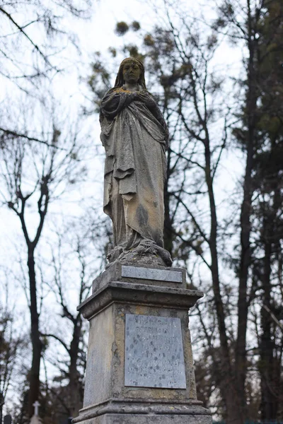 Eine Alte Statue Auf Einem Grabstein Auf Einem Christlichen Friedhof — Stockfoto