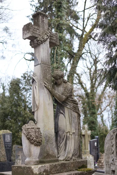 Una Estatua Antigua Una Lápida Cementerio Cementerio Cristiano — Foto de Stock