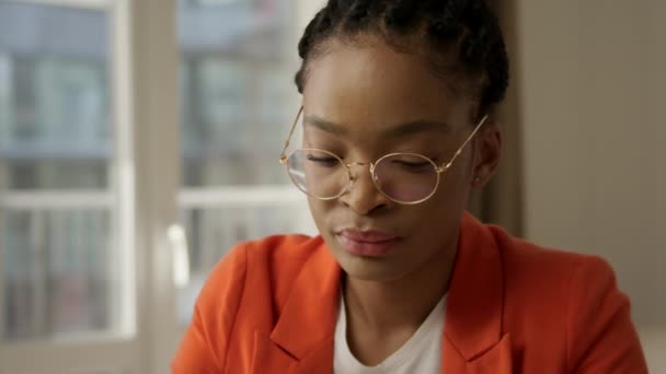 Porträtt av en ung afrikansk amerikansk affärskvinna är trött och tar en kort paus — Stockvideo